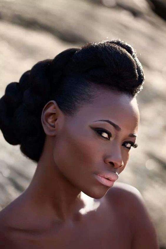 This captivating natural hairdo is perfect for a radiant look at a wedding.